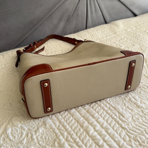 Beautiful Dooney & Bourke Pebble Grain Hobo Purse - Picture 8 of 8